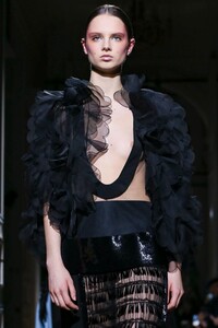 Valentino-Haute-Couture-SS20-Paris-2310-1579718656.thumb.jpg.613d389641821ed9b42b8ecad9e1e729.jpg