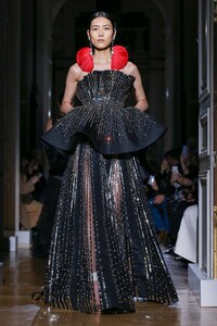Valentino-Haute-Couture-SS20-Paris-2332-1579718672.thumb.jpg.8e8f89f82b6c62563bdb696224471c30.jpg