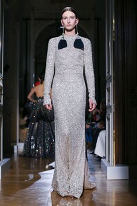 Valentino-Haute-Couture-SS20-Paris-2347-1579718685.thumb.jpg.a0aec75540c86dac9400b8bfb9ea030a.jpg