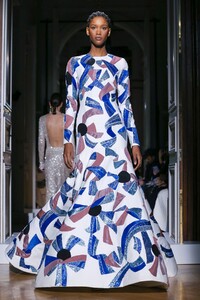 Valentino-Haute-Couture-SS20-Paris-2362-1579718696.thumb.jpg.1da438f8abbe0b9e0fece248d4ac9998.jpg