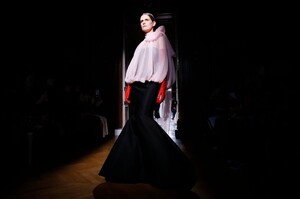 Valentino-Haute-Couture-SS20-Paris-23756-1579718052.thumb.jpg.61e30fa766a57da8b7e27a2c2cfa46f0.jpg
