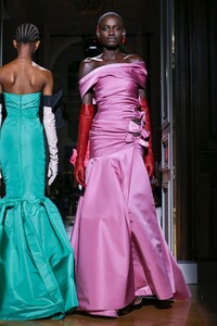 Valentino-Haute-Couture-SS20-Paris-2382-1579718714.thumb.jpg.9bf72211254c1ba12d849eef30d38568.jpg