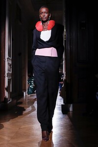 Valentino-Haute-Couture-SS20-Paris-23931-1579718145.thumb.jpg.006bfbd686c40d464a2b07a635cb35af.jpg