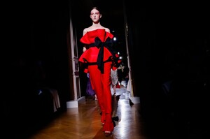 Valentino-Haute-Couture-SS20-Paris-23958-1579718172.thumb.jpg.fe42b7e4946c7b2043468c0fa5e6d939.jpg