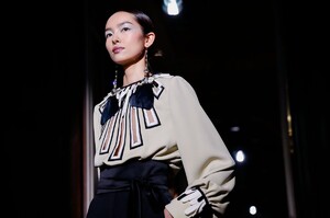 Valentino-Haute-Couture-SS20-Paris-23994-1579718186.thumb.jpg.8a894dde7c3d44af5cf67f6aa60a4efa.jpg