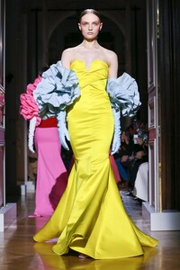 Valentino-Haute-Couture-SS20-Paris-2400-1579718730.thumb.jpg.002d2edef43edf29edb49b08c6ec0a2b.jpg