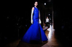 Valentino-Haute-Couture-SS20-Paris-24195-1579718347.thumb.jpg.c6c9e4fe7db1d500f788aa4f09c7eeb3.jpg