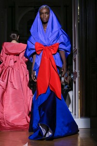 Valentino-Haute-Couture-SS20-Paris-2424-1579718748.thumb.jpg.ad3434605e1a6d9ef3f0191fc5c33ca6.jpg