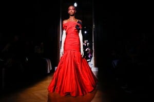 Valentino-Haute-Couture-SS20-Paris-24311-1579718425.thumb.jpg.68cd46a7eb12be7238a500c2f78c768b.jpg