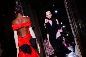 Valentino-Haute-Couture-SS20-Paris-24321-1579718430.thumb.jpg.0cea8abee0769da2c3e1a9a2223f5dea.jpg