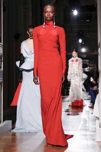 Valentino-Haute-Couture-SS20-Paris-24450-1579718522.thumb.jpg.102e936928dee330f62bc903ea034764.jpg