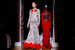 Valentino-Haute-Couture-SS20-Paris-24471-1579718531.thumb.jpg.44e77cc9a9c8f44fb881ec27eea364fc.jpg
