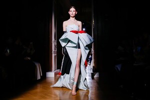 Valentino-Haute-Couture-SS20-Paris-24490-1579718542.thumb.jpg.49c1b00bca16d4f7f205fe85e2cd89f0.jpg