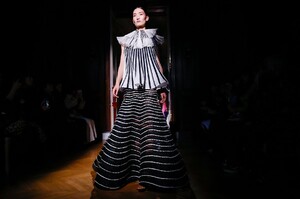 Valentino-Haute-Couture-SS20-Paris-24515-1579718561.thumb.jpg.8434f157b97af018fb96c6c7d5f39234.jpg