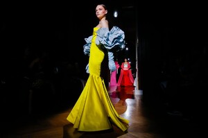 Valentino-Haute-Couture-SS20-Paris-24698-1579718687.thumb.jpg.b18bc60849c60a7bf26fa480bdb84c29.jpg