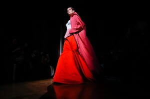 Valentino-Haute-Couture-SS20-Paris-24717-1579718696.thumb.jpg.2b7edcaa5ff1c19160775dc4195deab9.jpg