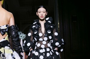 Valentino-Haute-Couture-SS20-Paris-2517-1579718900.thumb.jpg.a4bd69961283ae6982a71a32f7ec5903.jpg