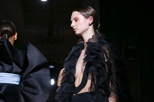 Valentino-Haute-Couture-SS20-Paris-2534-1579718936.thumb.jpg.ed66995ad6917d36e3f3caa0b7b9a59c.jpg