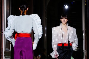 Valentino-Haute-Couture-SS20-Paris-46038-1579718094.thumb.jpg.4b6b50220d4cd974a5aed6985593f072.jpg