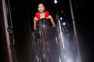 Valentino-Haute-Couture-SS20-Paris-46312-1579718626.thumb.jpg.89b4aaf357847defc222ca7c40bb56f4.jpg