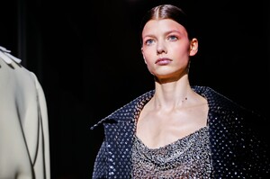 Valentino-Haute-Couture-SS20-Paris-46475-1579718796.thumb.jpg.b4719af86a0487a908c7f9ca33b7f110.jpg