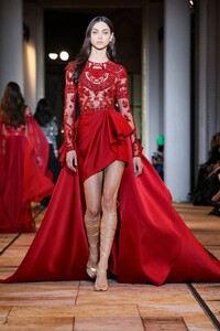 Zuhair-Murad-Haute-Couture-SS20-Paris-3882-1579714590.thumb.jpg.80b53921bc3bb52bae41dd676405ab5d.jpg
