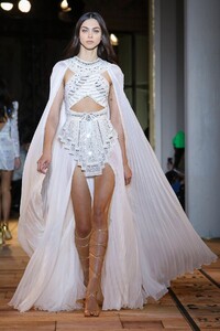 Zuhair-Murad-Haute-Couture-SS20-Paris-4042-1579714923.thumb.jpg.4b853c3a4d2dc9e75511dd9251ae9fcc.jpg