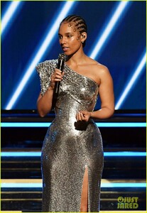 alicia-keys-kobe-bryant-tribute-grammys-2020-01.jpg