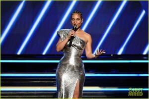 alicia-keys-kobe-bryant-tribute-grammys-2020-05.jpg