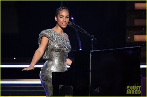 alicia-keys-sings-someone-you-loved-grammys-2020-01.jpg