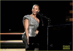 alicia-keys-sings-someone-you-loved-grammys-2020-03.jpg