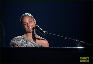 alicia-keys-sings-someone-you-loved-grammys-2020-06.jpg