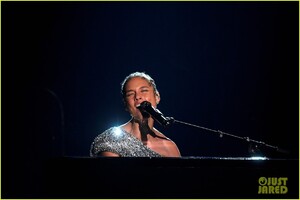 alicia-keys-sings-someone-you-loved-grammys-2020-07.jpg