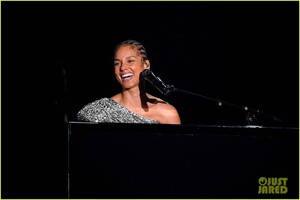 alicia-keys-sings-someone-you-loved-grammys-2020-08.jpg