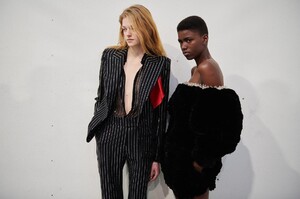 backstage-defile-alexandre-vauthier-printemps-ete-2020-paris-coulisses-28.thumb.jpg.44b2b663af670b5230ba916180a5f4a8.jpg