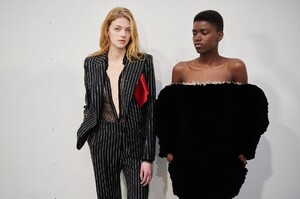 backstage-defile-alexandre-vauthier-printemps-ete-2020-paris-coulisses-30.thumb.jpg.074c7d419bf9e2b59294fa350c5d9c54.jpg