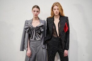 backstage-defile-alexandre-vauthier-printemps-ete-2020-paris-coulisses-31.thumb.jpg.d03394f88667abc60e5e36be51b459a6.jpg