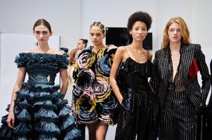 backstage-defile-alexandre-vauthier-printemps-ete-2020-paris-coulisses-37.thumb.jpg.c6dce4cea5963c800ee19030cc6a5964.jpg