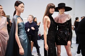 backstage-defile-alexandre-vauthier-printemps-ete-2020-paris-coulisses-48.thumb.jpg.ffa99f65fbf87bd54d7a5cd66c4bf77e.jpg