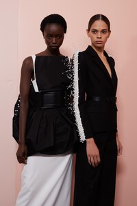 backstage-defile-givenchy-printemps-ete-2020-paris-coulisses-19.thumb.jpg.7736ec0cdec6a6ecaec412b26a71c24a.jpg