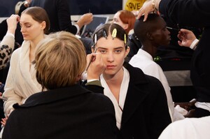 backstage-defile-givenchy-printemps-ete-2020-paris-coulisses-3.thumb.jpg.d12a0b5013723121535f04df8f3776d7.jpg