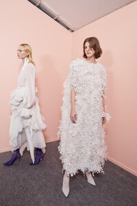 backstage-defile-givenchy-printemps-ete-2020-paris-coulisses-37.thumb.jpg.8f881eb5c670b8db755b0dbd9fef63b6.jpg