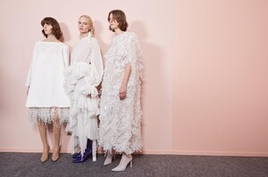 backstage-defile-givenchy-printemps-ete-2020-paris-coulisses-38.thumb.jpg.3ab1046f27b240778a858fbc294b9aef.jpg