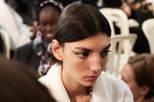 backstage-defile-givenchy-printemps-ete-2020-paris-coulisses-4.thumb.jpg.20faa29252b067207e0c60c45b00f874.jpg