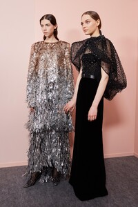 backstage-defile-givenchy-printemps-ete-2020-paris-coulisses-53.thumb.jpg.c8ed33b9902bcf3595a6bc9dcf010805.jpg