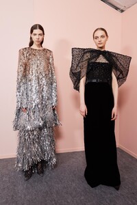 backstage-defile-givenchy-printemps-ete-2020-paris-coulisses-54.thumb.jpg.76666afaa7ed7c0bdc7411fc6e9cdafc.jpg
