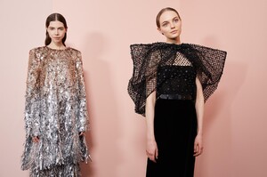backstage-defile-givenchy-printemps-ete-2020-paris-coulisses-55.thumb.jpg.eaca38756dca8c4f4cf61ec4c1c28eec.jpg