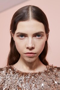 backstage-defile-givenchy-printemps-ete-2020-paris-coulisses-59.thumb.jpg.38e04dda19acd8765284327dd4ddc5fa.jpg