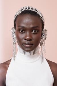 backstage-defile-givenchy-printemps-ete-2020-paris-coulisses-67.thumb.jpg.ad24d5dc02b8b40943e19827c6376c40.jpg