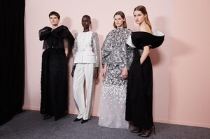 backstage-defile-givenchy-printemps-ete-2020-paris-coulisses-70.thumb.jpg.f224cc0b240f27d226d658e4b2f40867.jpg